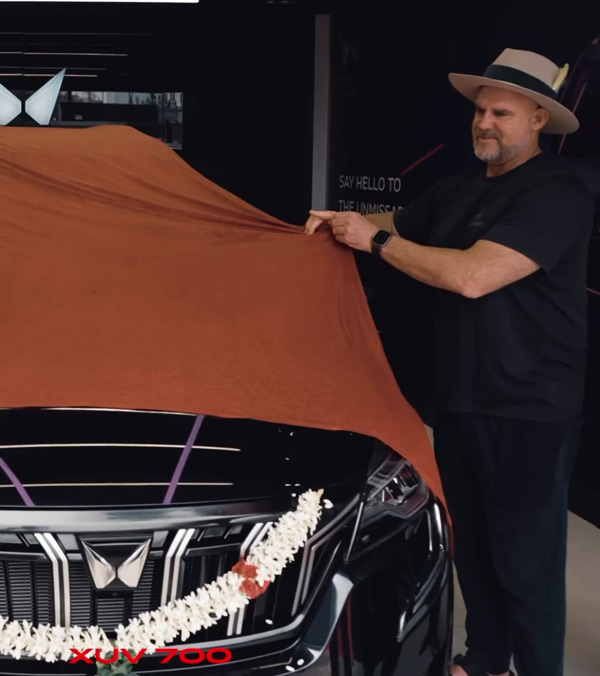 matthew hayden delivers mahindra xuv700 customer