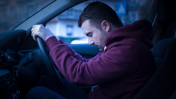 കാറിൽ എസി ഓൺ ചെയ്ത് കിടന്നുറങ്ങാറുണ്ടോ; മരണം വരെ സംഭവിക്കാം