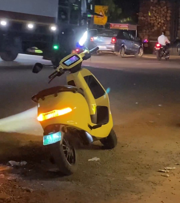 മലയാളിയെ കൊണ്ടേ പറ്റു; കാവടിയാട്ടം സ്റ്റൈലിൽ ഇലക്‌ട്രിക് സ്‌കൂട്ടറിലെ എണ്ണ വിൽപ്പന, വീഡിയോ വൈറൽ