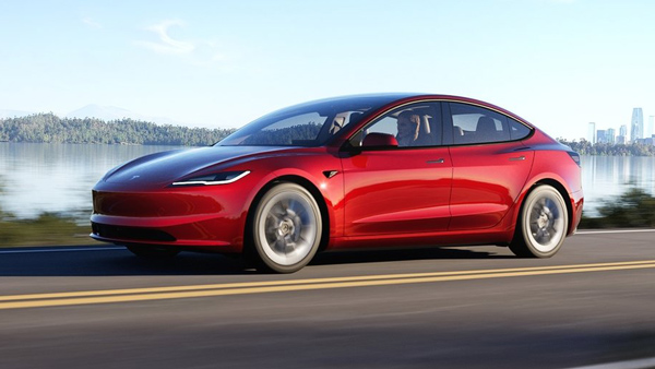 ഇലക്ട്രിക് വാഹനങ്ങളുടെ (ഇവി) കാര്യത്തിൽ, മൂല്യം എന്നത് അവയുടെ ബാറ്ററി & ഡ്രൈവിംഗ് റേഞ്ചിൽ മാത്രമല്ല, ചാർജിംഗ് സ്പീഡിനേയും ആശ്രയിച്ചാണ്. ലോകമെമ്പാടുമുള്ള നിരത്തുകളിൽ ഇവികൾ കൂടുതലായി എത്തുന്നതിനാൽ, ഈ വാഹനങ്ങൾ വേഗത്തിൽ ചാർജ് ചെയ്യാനുള്ള കഴിവും വളരെ പ്രധാനമാണ്. എന്നിരുന്നാലും, ചാർജിംഗ് സ്പീഡിന്റെ അടിസ്ഥാനത്തിൽ വേഗത നിർവചിക്കുന്നത് ഒരല്പം ബുദ്ധിമുട്ടുള്ള കാര്യമാണ്. ഇത് ലളിതമാക്കാൻ യുഎസ് ആസ്ഥാനമായുള്ള ഓട്ടോമോട്ടീവ് റിസോഴ്സ് കമ്പനിയായ എഡ്മണ്ട്സ് അടുത്തിടെ ഒരു പരീക്ഷണം നടത്തി. എഡ്മണ്ട്സിന്റെ ചാർജിംഗ് സ്പീഡ് ടെസ്റ്റ്: എഡ്മണ്ട്സ്, ഫാസ്റ്റ് ചാർജിംഗ് കഴിവുകളെ അടിസ്ഥാനമാക്കി റാങ്ക് ചെയ്യുക എന്ന ലക്ഷ്യത്തോടെ 43 വ്യത്യസ്ത ഇലക്ട്രിക് കാറുകളോളം പരീക്ഷിച്ചു. ഈ ഇവികളിൽ ബാറ്ററി സാങ്കേതികവിദ്യയും കപ്പാസിറ്റിയും വ്യത്യാസപ്പെട്ടിട്ടുണ്ട് എങ്കിലും, ഓരോന്നും എത്ര വേഗത്തിൽ ചാർജ് ചെയ്യാം എന്നതിലായിരുന്നു ടെസ്റ്റ് ശ്രദ്ധ കേന്ദ്രീകരിച്ചിരുന്നത്. ഈ പഠനത്തിന്റെ കണ്ടെത്തലുകൾ തീർച്ചയായും വിജ്ഞാനം വർധിപ്പിക്കുന്നതായിരുന്നു. ടെസ്റ്റിലെ ടോപ്പ് പെർഫോർമേർസ്: ഒരൊറ്റ മോട്ടോറുള്ള ഹ്യുണ്ടായി അയോണിക് 6 ലിമിറ്റഡ് RWD (റിയർ വീൽ ഡ്രൈവ്), ഒരു മണിക്കൂറിൽ ചാർജ് ചെയ്താൽ അതിന്റെ ഡ്രൈവിംഗ് റേഞ്ചിലേക്ക് 868 മൈൽ (ഏകദേശം 1,400 കിലോമീറ്റർ) ആഡ് ചെയ്യാൻ കഴിയുമെന്ന് കാണിച്ചുകൊണ്ട് കിരീടം സ്വന്തമാക്കി. മണിക്കൂറിൽ 769 മൈൽ (ഏകദേശം 1,240 കിലോമീറ്റർ) ചാർജിംഗ് കൈവരിച്ച് 2022 കിയ EV6 വിൻഡ് RWD രണ്ടാം സ്ഥാനം നേടി. അയോണിക് 6 -ന്റെ ഡ്യുവൽ മോട്ടോർ വേരിയന്റാണ് മൂന്നാം സ്ഥാനം സ്വന്തമാക്കിയത്. ഈ ലീഡർമാരെ പിന്തുടർന്ന്, ഫോർഷ ടെയ്കാൻ 4S -ന് മണിക്കൂറിൽ 690 മൈൽ (ഏകദേശം 1,110 കിലോമീറ്റർ) ചാർജ് കൈവരിക്കാൻ കഴിഞ്ഞു. അതേസമയം കിയ EV6 GT ലൈനും ട്വിൻ മോട്ടോർ സജ്ജീകരണവുമായി വരുന്ന അയോണിക് 5 ഉം ഒട്ടും തന്നെ പിന്നിൽ അല്ല. ഈ പട്ടികയിൽ ഹ്യുണ്ടായി, കിയ എന്നിവയുടെ ആധിപത്യം ശ്രദ്ധേയമാണ്, കൂടാതെ മറ്റ് പ്രശസ്ത ബ്രാൻഡുകളേയും ഇക്കാര്യത്തിൽ ഇഴർ പിന്നിലാക്കുന്നു. മറ്റ് കോംപറ്റീറ്റർ മോഡലുകൾ: മണിക്കൂറിൽ 593 മൈൽ (ഏകദേശം 954 കിലോമീറ്റർ) ചാർജ് കൈവരിക്കുന്ന EQS 450+ ഇലക്ട്രിക് സെഡാനുമായി മെർസിഡീസ് ഏഴാം സ്ഥാനത്ത് എത്തി. ജെനസിസ് ഇലക്ട്രിഫൈഡ് G80 എട്ടാം സ്ഥാനത്തെത്തി. മണിക്കൂറിൽ 588 മൈൽ ചാർജാവാനുള്ള കഴിവാണ് ഇതിനുള്ളത്. അതിന് പിന്നാലെ, മണിക്കൂറിൽ 584 മൈൽ (ഏകദേശം 940 കിലോമീറ്റർ) റേഞ്ച് ഒരു മണിക്കൂർ ചാർജ്ജിൽ നേടാനാവുന്ന പോർഷ ടെയ്‌കാൻ GTS മോഡലാണ് ലിസ്റ്റിൽ. ആഗോള ഇവി സ്പെയ്സിൽ മുന്നിട്ടുനിന്നിട്ടും, ടെസ്‌ലയ്ക്ക് കഷ്ടപ്പെട്ട് ആദ്യ പത്തിൽ ഇടംനേടാനെ ആയുള്ളൂ. ബ്രാൻഡിന്റെ മോഡൽ 3 ലോംഗ് റേഞ്ച് മണിക്കൂറിൽ 569 മൈൽ (ഏകദേശം 915 കിലോമീറ്റർ) ചാർജ് കൈവരിക്കാനാവുന്നതാണ്. മോഡൽ 3 ഉൾപ്പെടെ നിരവധി ടെസ്‌ല മോഡലുകൾ ലോകത്ത് ഏറ്റവുമധികം വിറ്റഴിക്കപ്പെടുന്ന ഇലക്ട്രിക് കാറുകളുടെ പട്ടികയിൽ ഉയർന്ന സ്ഥാനം നേടിയിട്ടുണ്ടെങ്കിലും, ചാർജിംഗ് വേഗതയുടെ കാര്യത്തിൽ അവ പല പ്രമുഖ എതിരാളികളേക്കാളും പിന്നിലാണ് എന്നതാണ് വസ്തുത. ചാർജിംഗ് സ്പീഡിനെ സ്വാധീനിക്കുന്ന ഘടകങ്ങൾ: ഒരു ഇലക്ട്രിക് കാറിന്റെ ചാർജിംഗ് സ്പീഡിനെ ബാധിക്കുന്ന നിരവധി ഘടകങ്ങൾ എഡ്മണ്ട്സ് ചൂണ്ടിക്കാട്ടുന്നുണ്ട്. ബാറ്ററി സാങ്കേതികവിദ്യ, ചാർജർ കപ്പാസിറ്റി, ഇവിയുടെ ഭാരം, ചാർജിംഗ് എഫിഷ്യൻസി എന്നിവ ഇതിൽ ഉൾപ്പെടുന്നു. ശരാശരി ചാർജിംഗ് പവറിനെ (കിലോവാട്ടിൽ) എഡ്മണ്ട്സ് പരീക്ഷിച്ച കൺസംഷൻ ഫിഗറുമായി ഹരിച്ചാണ് ഓരോ ഇവിയുടെയും ചാർജിംഗ് സ്പീഡ് കണക്കുകൾ കണക്കാക്കുന്നത്. ഒരു മണിക്കൂറിൽ എത്ര മൈൽസ് എന്ന ഫലം ലഭിക്കുന്നതിന് ഈ കണക്ക് 100 കൊണ്ട് ഗുണിക്കുകയാണ് ചെയ്യുന്നത്. ചുരുക്കത്തിൽ, ആഗോള തലത്തിൽ റോഡുകളിൽ ഇവികൾ കൂടുതൽ ട്രാക്ഷൻ നേടുന്നതിനാൽ, അവയുടെ ചാർജിംഗ് കഴിവുകൾ മനസ്സിലാക്കുന്നത് നിർണായകമാണ്. എഡ്മണ്ടിന്റെ ഈ പഠനം ഫാർസ്റ്റ് ചാർജിംഗ് ഇലക്ട്രിക് വാഹനങ്ങളെക്കുറിച്ചുള്ള വിലയേറിയ ഉൾക്കാഴ്ചകൾ നൽകുന്നു, ഇത് ഇവി സാങ്കേതികവിദ്യയിൽ ഭാവിയിലെ മുന്നേറ്റങ്ങൾക്ക് കാരണമായേക്കാം.