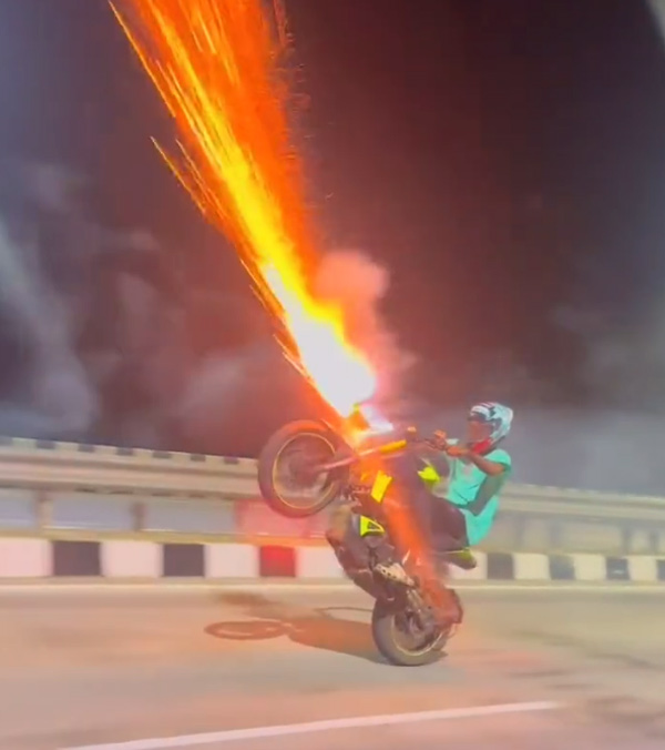 yamaha mt15 rider fireworks wheelie