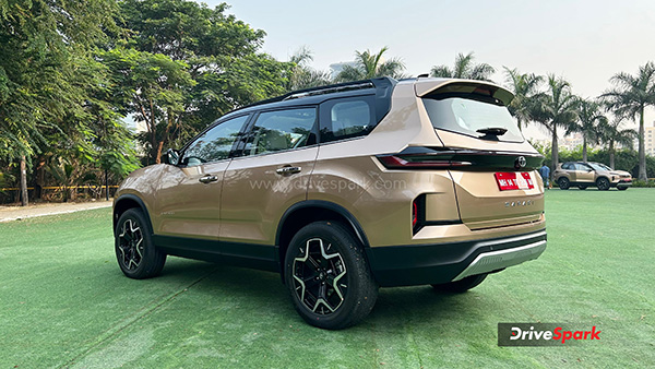 സഫാരി വാങ്ങാൻ ആളുകൾ ഇരച്ചെത്തുന്നു