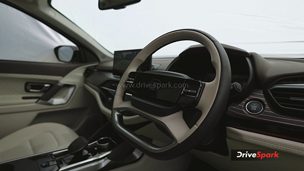 സഫാരി വാങ്ങാൻ ആളുകൾ ഇരച്ചെത്തുന്നു