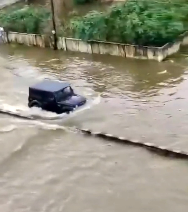 anand mahindra shares thar driving flooded chennai anand mahindra shares thar driving flooded chennai