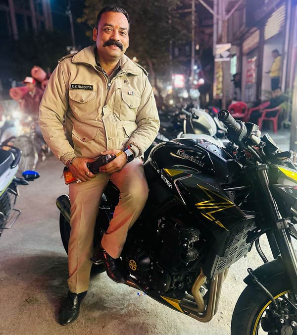 cop takes spin on kawasaki z900