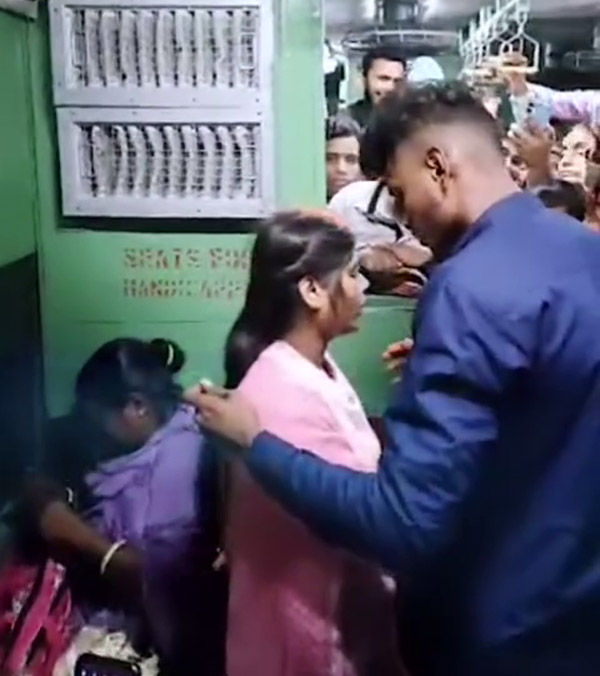 couple marries inside train