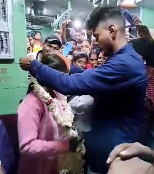 couple marries inside train