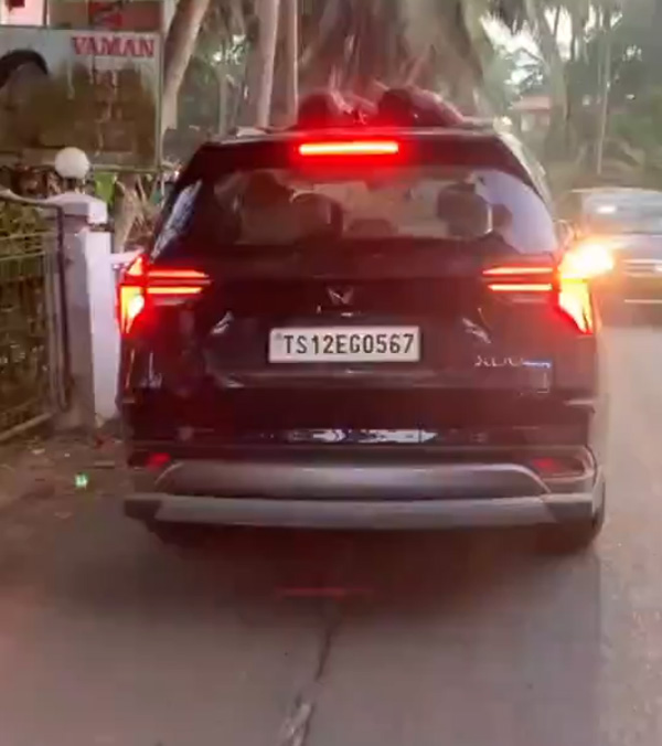 കുട്ടികളുടെ ജീവന് പുല്ലുവിലയാണോ; കാറിൻ്റെ റൂഫിൽ യാത്ര