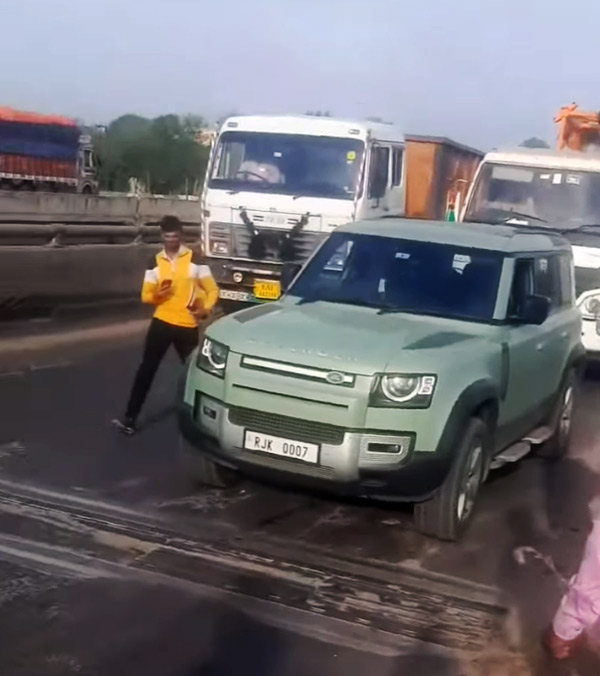 ട്രക്ക് കെട്ടിവലിച്ച് ലാൻഡ്റോവർ ഡിഫൻഡർ വീഡിയോ വൈറൽ