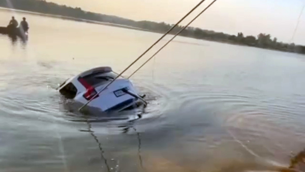 mahindra scorpio n rolls into river mahindra scorpio n rolls into river