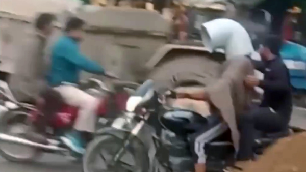 man wears water pipe to avoid challan