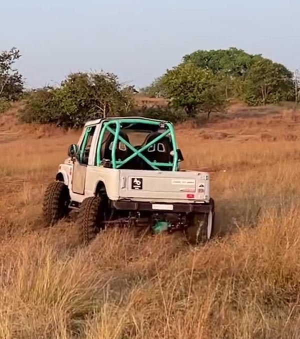 ഹമ്മറിൽ മാത്രമല്ല ജിപ്സിയിലും പറ്റും ക്രാബ് വാക്ക്