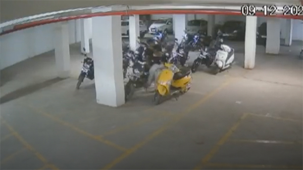 മോഷ്ടിച്ച ബൈക്ക് തിരികെ നൽകി മാന്യനായ കളളൻ മോഷ്ടിച്ച ബൈക്ക് തിരികെ നൽകി മാന്യനായ കളളൻ