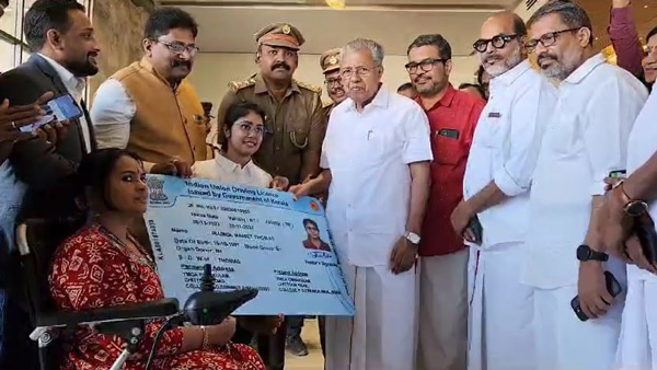 woman with no arms gets driving license