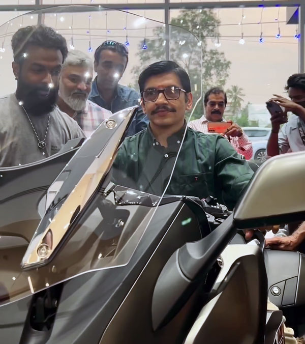 BMW K1600B -യുടെ താക്കോൾ സുഹൃത്തിന് കൈമാറി ആദിത്യവർമ്മ; പക്ഷേ ഒരു ട്വിസ്റ്റ് ഉണ്ടേ