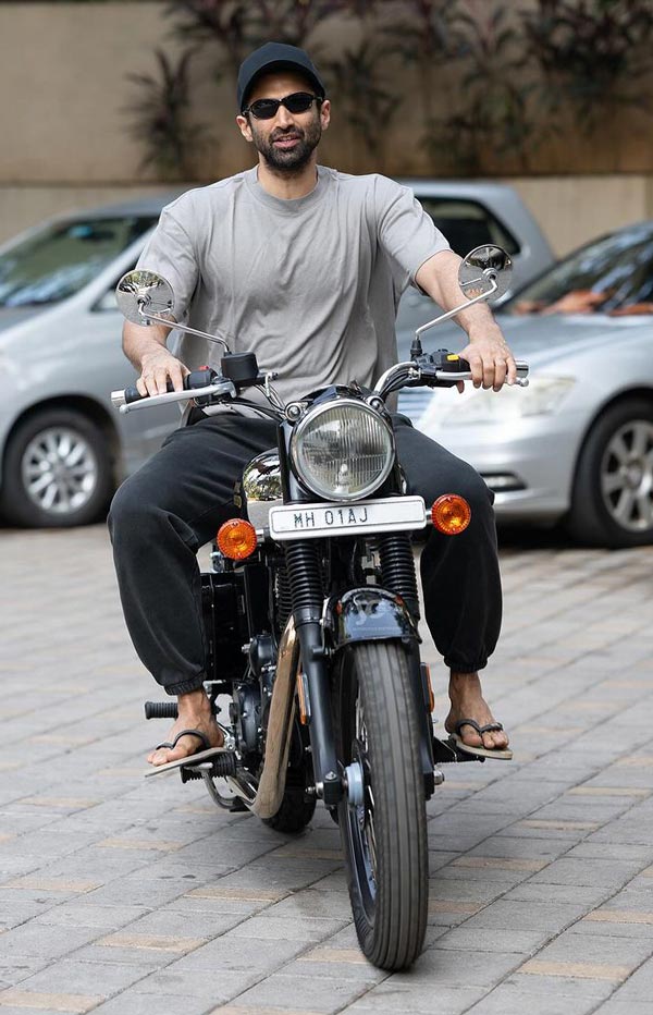 ആഷിഖി 2 നായകൻ്റെ മാച്ചിസ്‌മോ 500 കണ്ടോ; ചിത്രങ്ങളും വീഡിയോകളും വൈറൽ