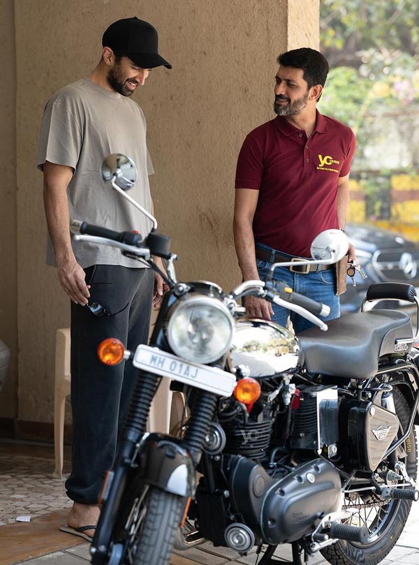 ആഷിഖി 2 നായകൻ്റെ മാച്ചിസ്‌മോ 500 കണ്ടോ; ചിത്രങ്ങളും വീഡിയോകളും വൈറൽ