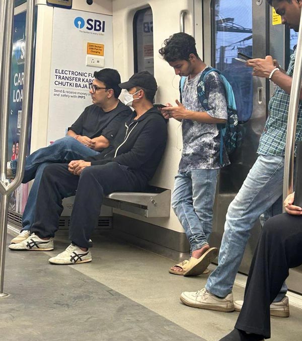 എളിമയുടെ നിറകുടമായി സൂപ്പർസ്റ്റാർ മെട്രോ ട്രെയിനിൽ 