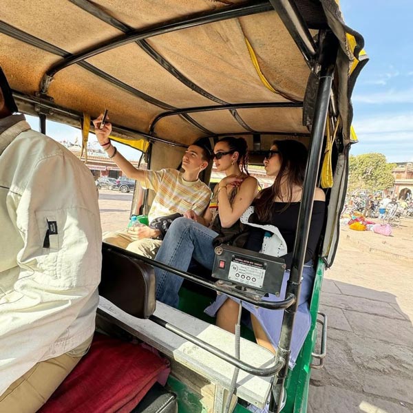 dua lipa in e-autorickshaw