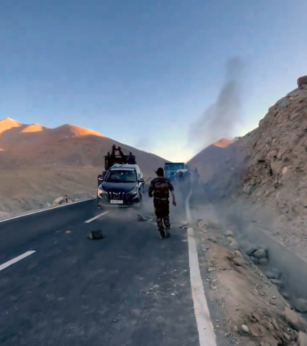 XUV 7OO -യ്ക്ക് രക്ഷകനായി ഇന്ത്യൻ ആർമി, വൈറൽ വീഡിയോ കാണാം XUV 7OO -യ്ക്ക് രക്ഷകനായി ഇന്ത്യൻ ആർമി, വൈറൽ വീഡിയോ കാണാം