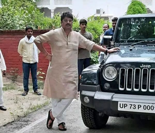 യുപി എംഎൽഎയുടെ കാർ കളക്ഷൻ വേറെ ലെവൽ യുപി എംഎൽഎയുടെ കാർ കളക്ഷൻ വേറെ ലെവൽ