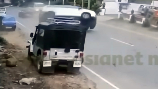 Toyota Innovas Collided With Each Other At High Speed Toyota Innovas Collided With Each Other At High Speed