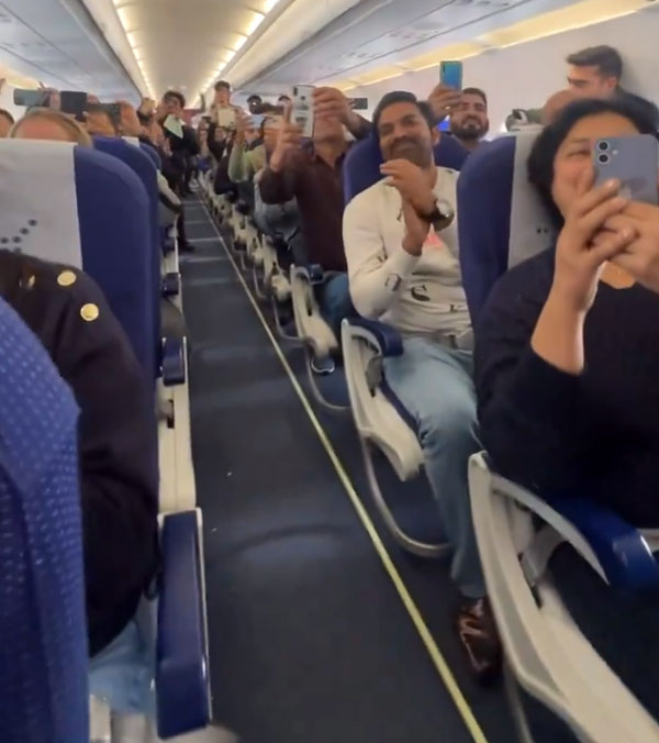 Sachin Tendulkar Recently Spotted Boarding A Flight In The Economy Class Sachin Tendulkar Recently Spotted Boarding A Flight In The Economy Class