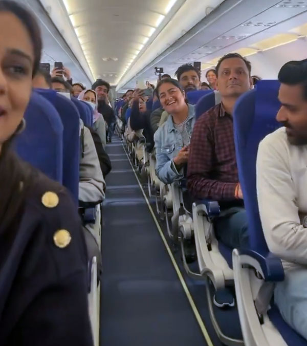 Sachin Tendulkar Recently Spotted Boarding A Flight In The Economy Class Sachin Tendulkar Recently Spotted Boarding A Flight In The Economy Class