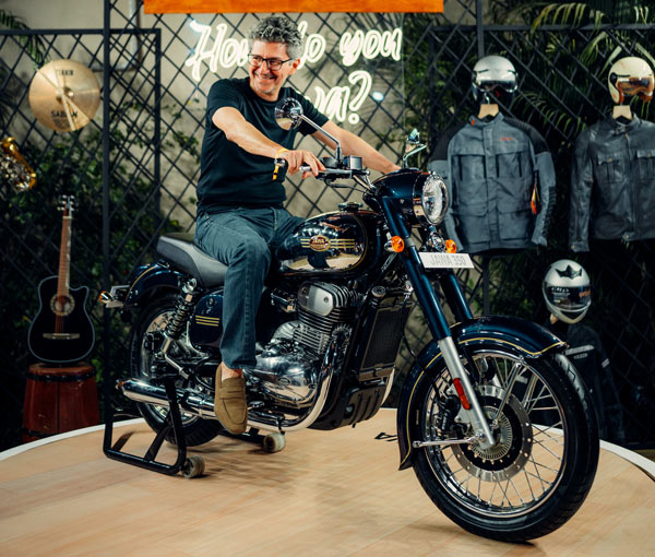 Jawa 350 With New Vibrant Color Blue Unveiled In Mahindra Blue Festival