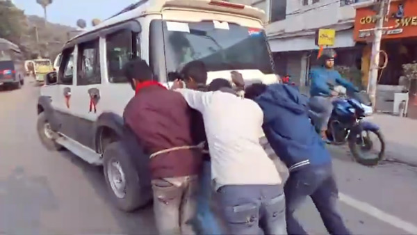 prisoners push police van bihar