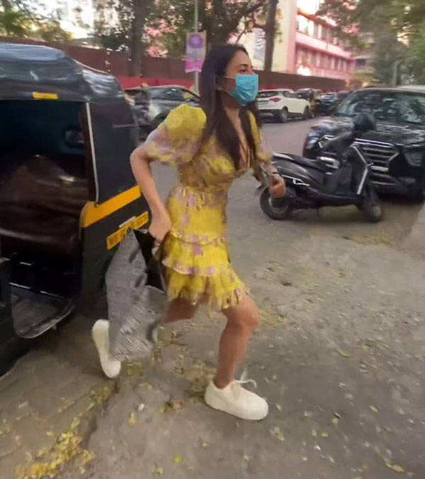 rakul preet singh rides an auto