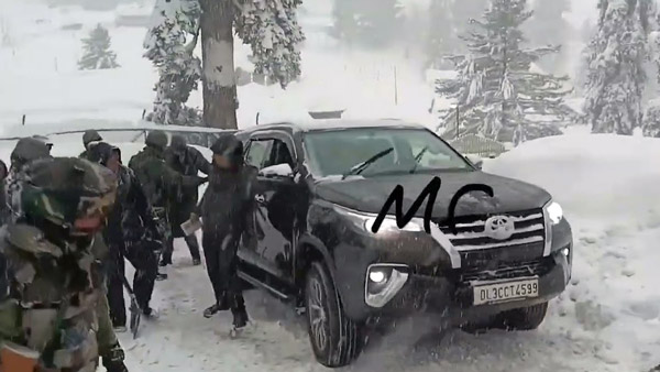 കശ്മീർ ട്രിപ്പിനിടയിൽ വഴിയിൽ കുടുങ്ങി ക്രിക്കറ്റ് ഇതിഹാസം കശ്മീർ ട്രിപ്പിനിടയിൽ വഴിയിൽ കുടുങ്ങി ക്രിക്കറ്റ് ഇതിഹാസം