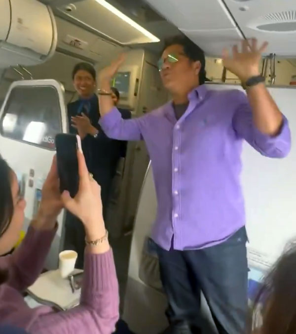 Sachin Tendulkar Recently Spotted Boarding A Flight In The Economy Class Sachin Tendulkar Recently Spotted Boarding A Flight In The Economy Class