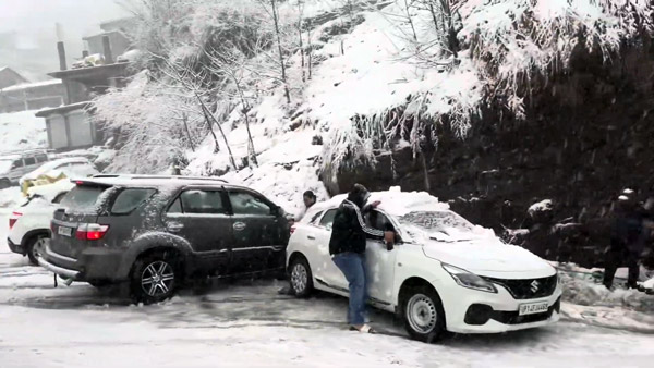 Multiple Cars Crashing Into Each Other On A Snowy Mountain Road Images