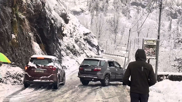 Multiple Cars Crashing Into Each Other On A Snowy Mountain Road Images