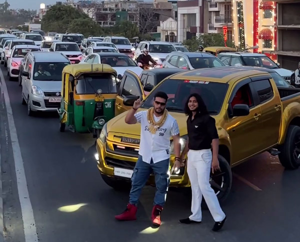 Isuzu V-Cross Driver Blocks Road In Delhi To Shoot Reel Isuzu V-Cross Driver Blocks Road In Delhi To Shoot Reel