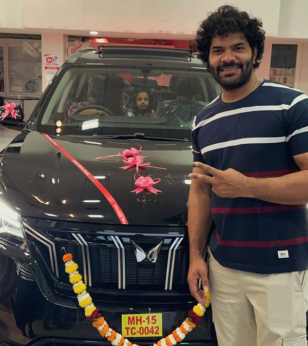 Actor Hardeek Joshi Gifts Mahindra XUV700 SUV To His Father
