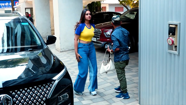 ayesha khan buys mg hector