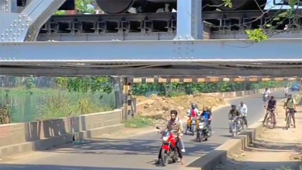 train two wheelers stop