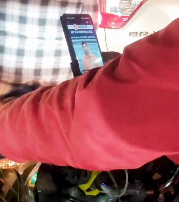 zomato delivery agent studying for upsc exam