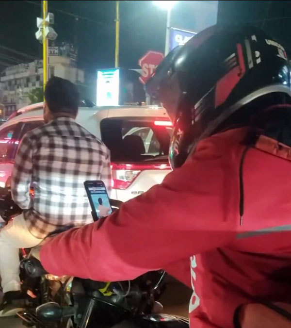 zomato delivery agent studying for upsc exam