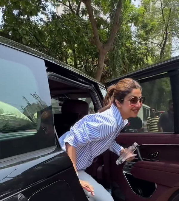 shilpa shetty arrives in swanky car