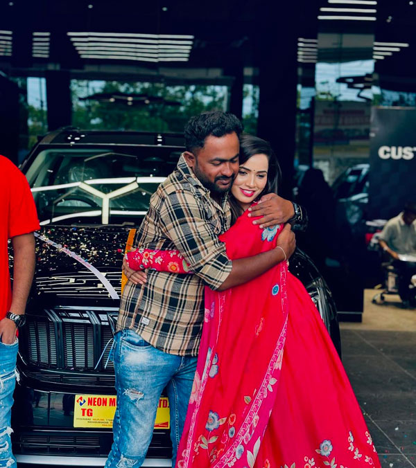 shobha shetty gift mahindra xuv700 shobha shetty gift mahindra xuv700