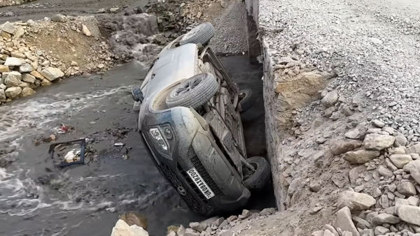 tata harrier falls off bridge tata harrier falls off bridge