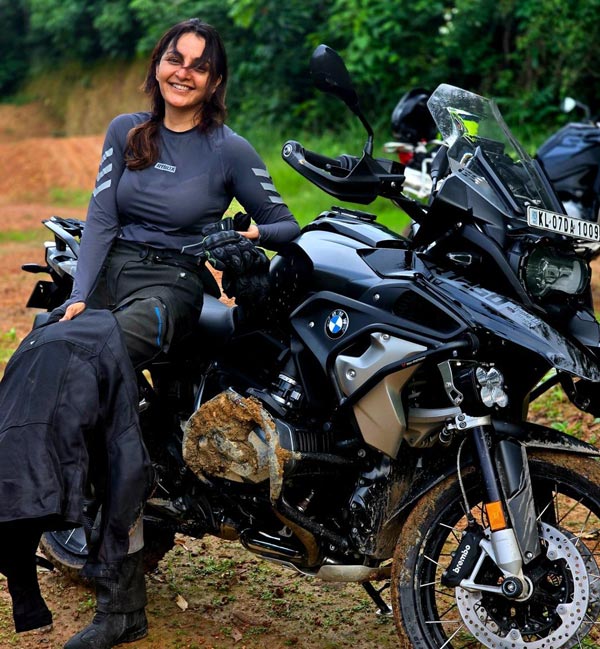 Manju Warrier Off-Road Ride With BMW R1250 GS Luxury Bike Goes Viral Manju Warrier Off-Road Ride With BMW R1250 GS Luxury Bike Goes Viral