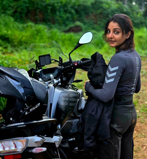 Manju Warrier Off-Road Ride With BMW R1250 GS Luxury Bike Goes Viral Manju Warrier Off-Road Ride With BMW R1250 GS Luxury Bike Goes Viral