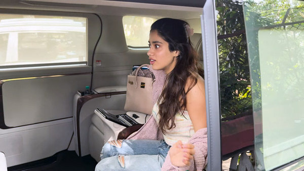 Janhvi Kapoor Struggling To Close Her Luxury Car Door Janhvi Kapoor Struggling To Close Her Luxury Car Door