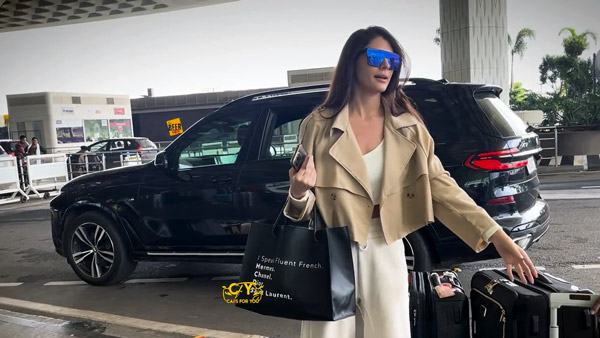 Actress Elnaaz Norouzi Spotted In New BMW X7 Luxury SUV Actress Elnaaz Norouzi Spotted In New BMW X7 Luxury SUV