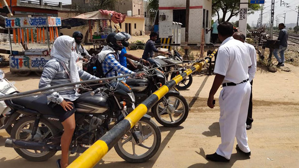 railway crossing railway crossing