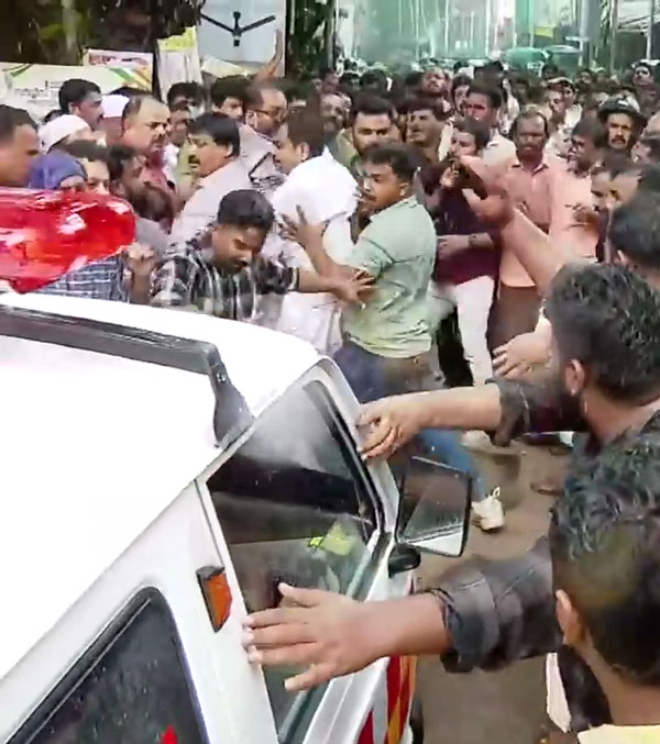 kerala street fight ambulance kerala street fight ambulance